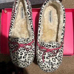 Very cherry house slipper Fur lining.  Size 9   Only tried on Never worn